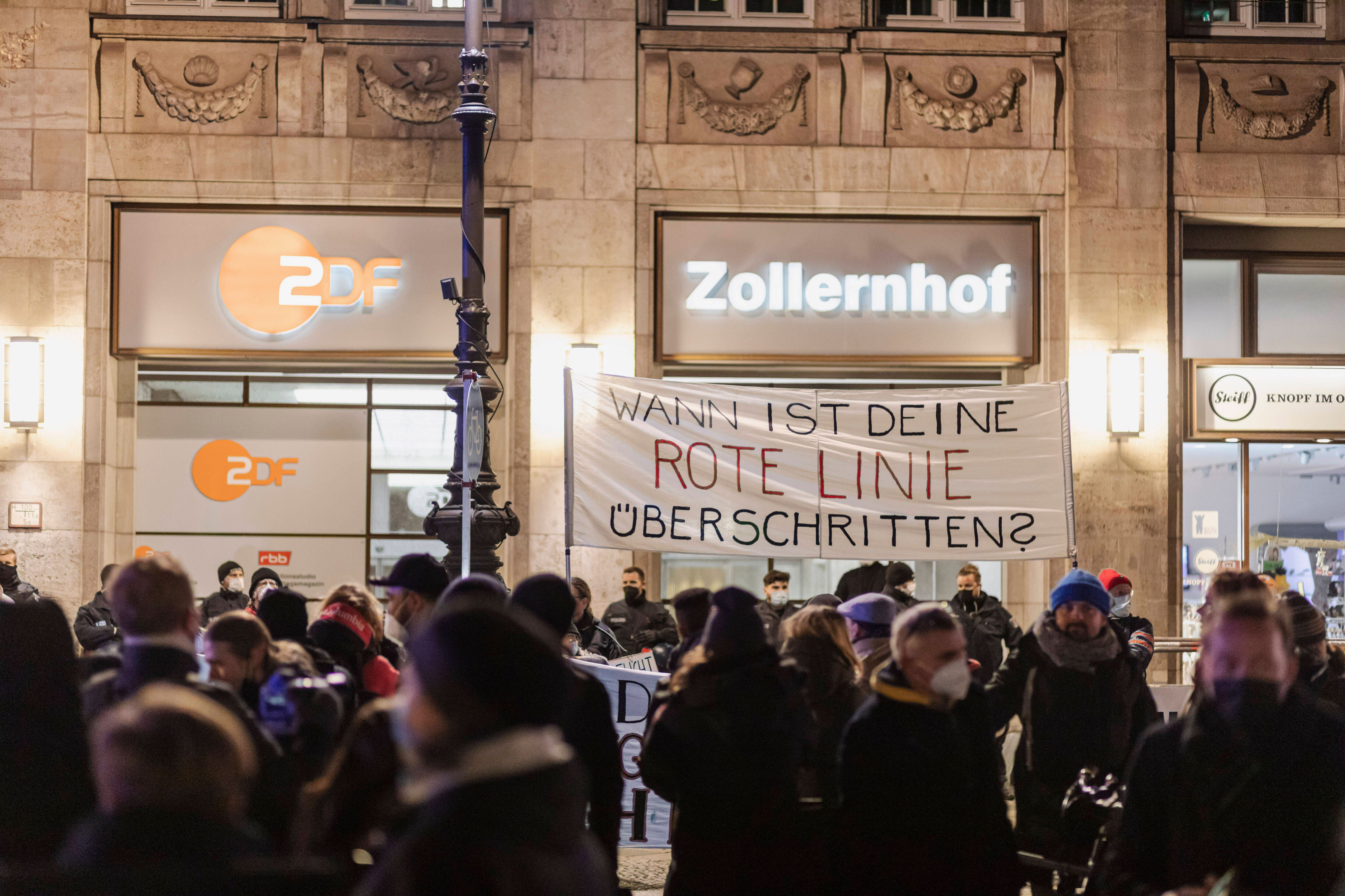 Image - „Schießkugelschreiber“ beschlagnahmt, Angriffe mit Böllern: Laufen die Corona-Proteste aus dem Ruder?