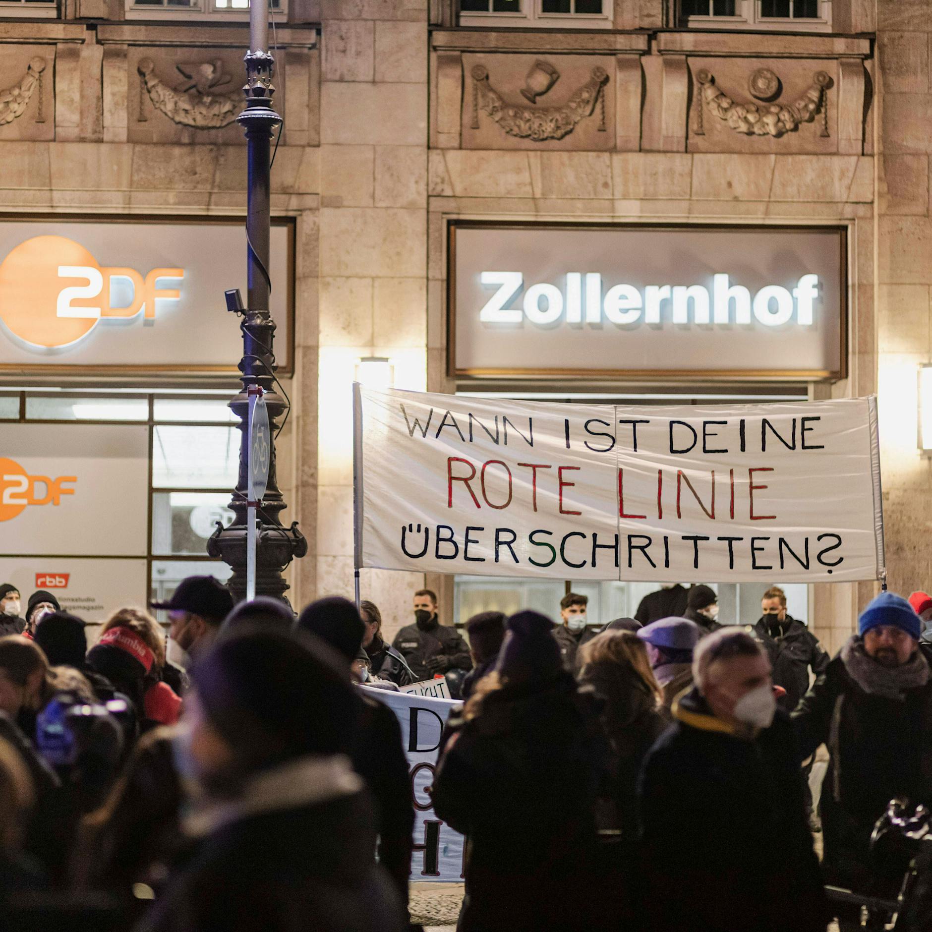 „Schießkugelschreiber“ beschlagnahmt, Angriffe mit Böllern: Laufen die Corona-Proteste aus dem Ruder?