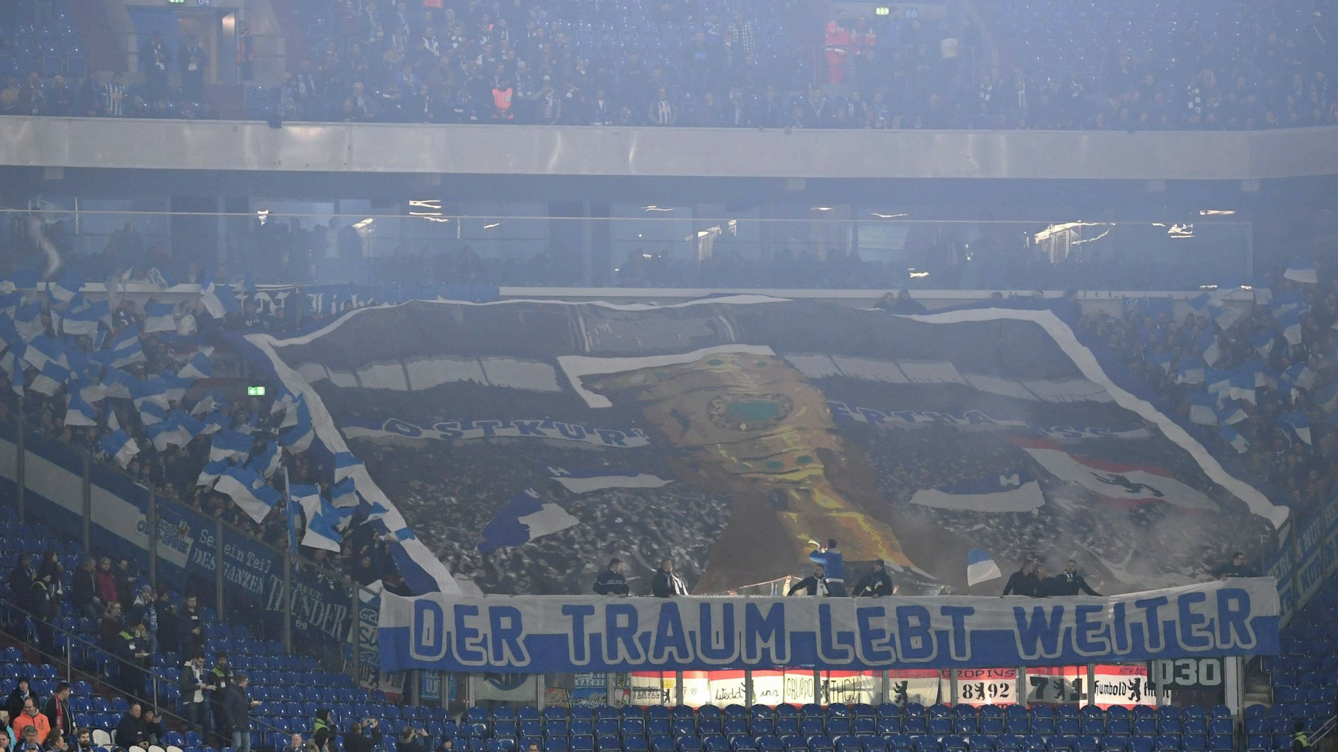 Die Sehnsucht der Hertha-Fans zeigt sich auch immer wieder in Choreografien, wie hier im Pokal-Achtelfinale der Saison 2019/2020 auf Schalke.