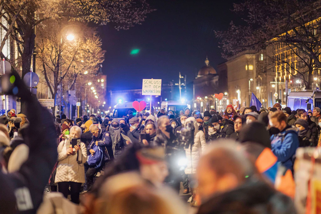 Corona-Proteste: Zehntausende Menschen auf den Straßen
