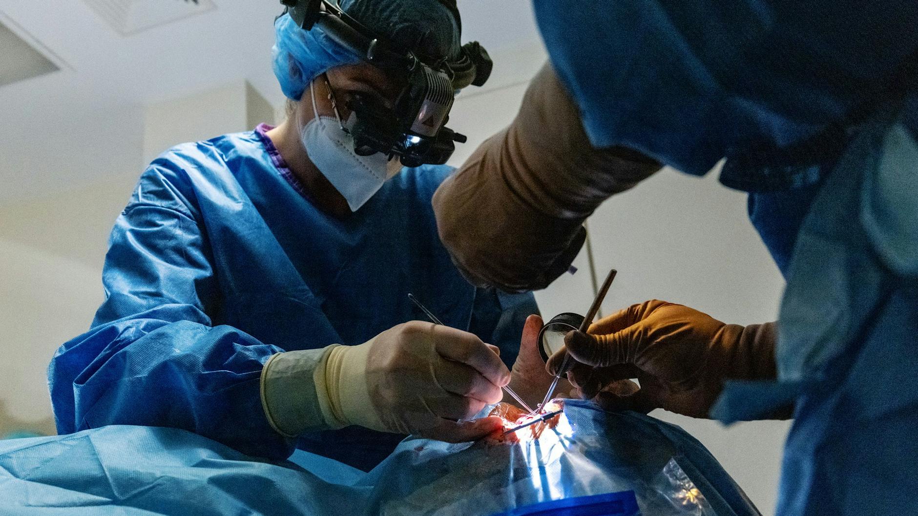 Bei dem rund halbstündigen Eingriff wird ein kleines strahlendes Metallscheibchen (den Applikator) außen auf das erkrankte Auge aufgenäht.