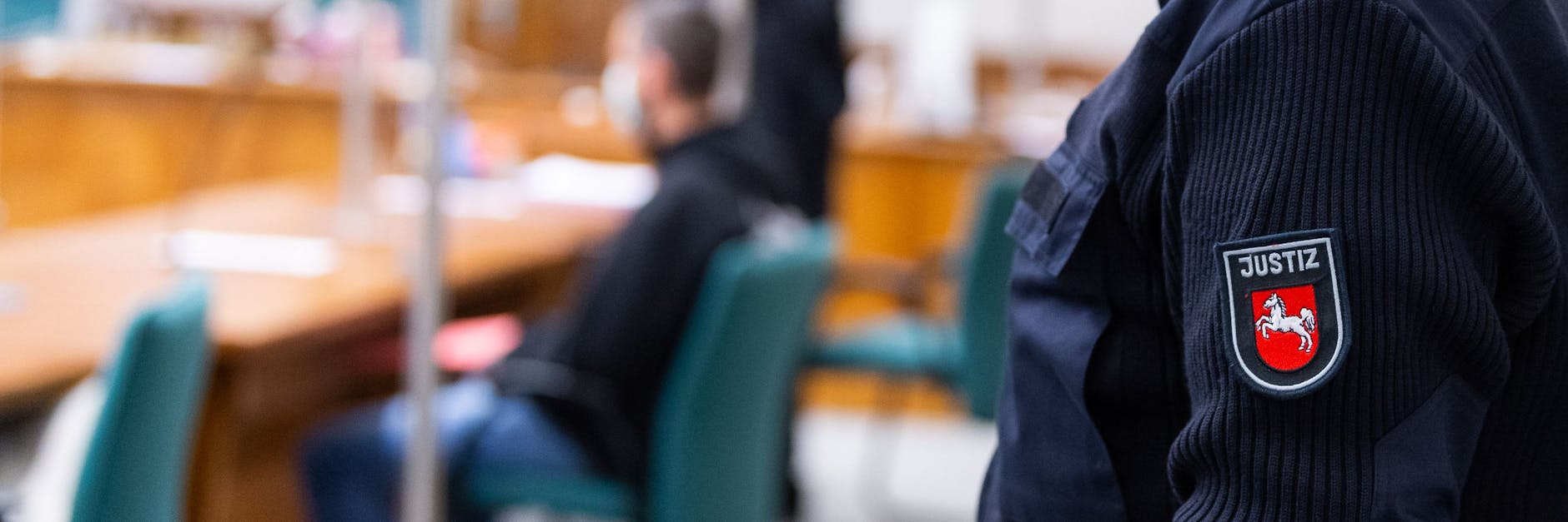 Der Angeklagte vor Prozessbeginn im Saal des Landgerichtes.