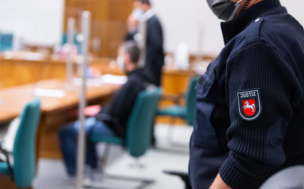 Lebenslänglich für Dreifachmord und Vergewaltigung! 35-Jähriger löschte nach Streit eigene Familie aus