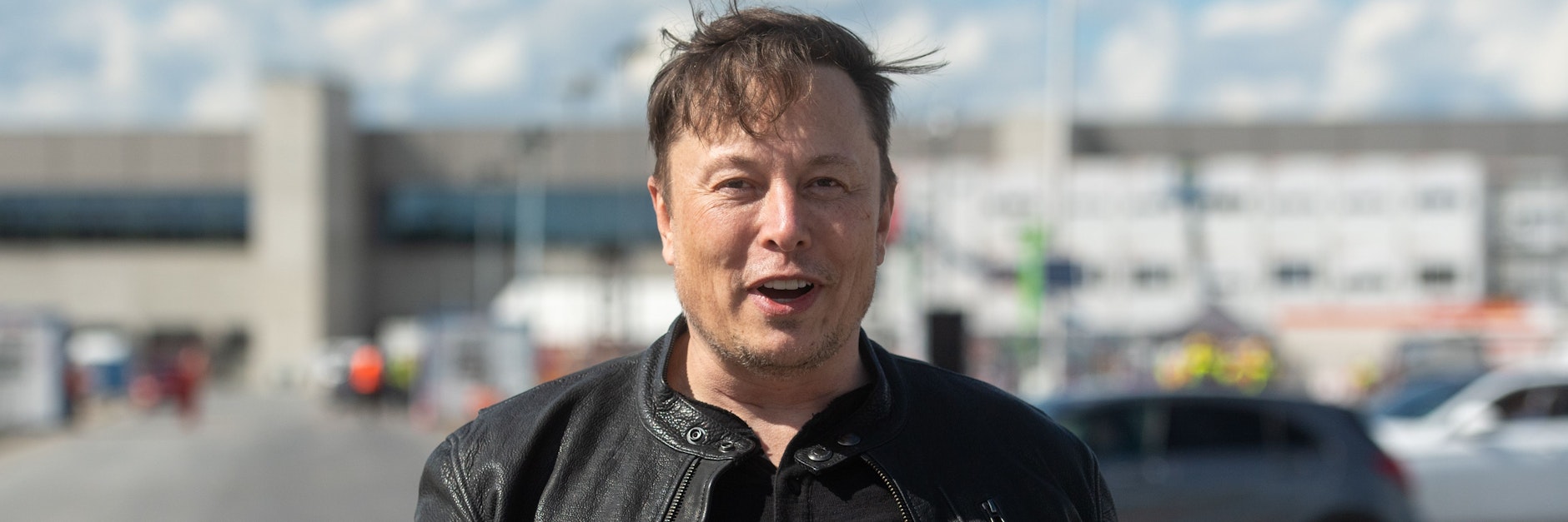 Elon Musk bei einem früheren Besuch auf der Gelände der Giga-Factory in Grünheide.