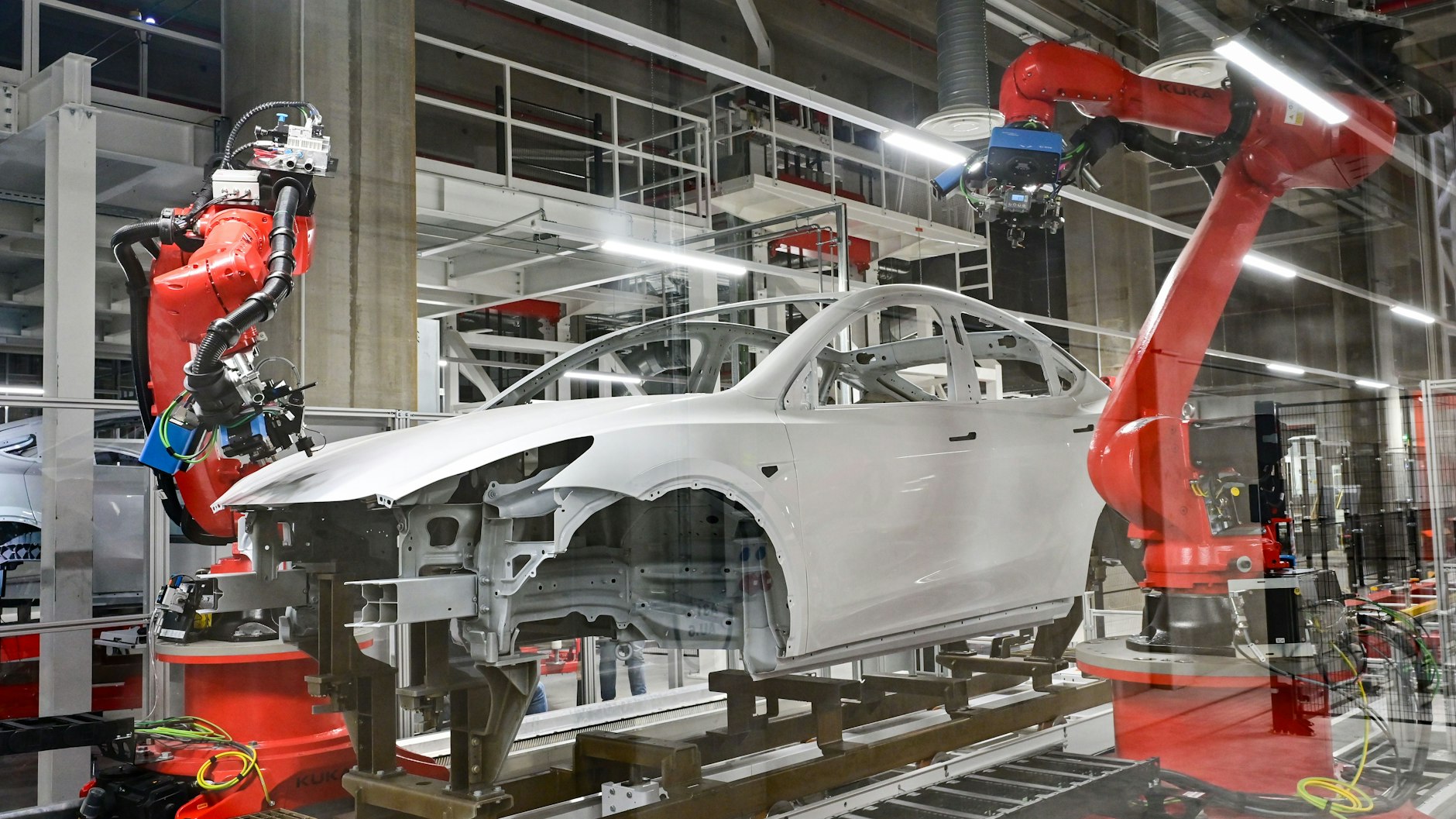 Roboter bei der Test-Fertigung vom Tesla Model Y in einer Produktionshalle der Tesla Giga-Factory.