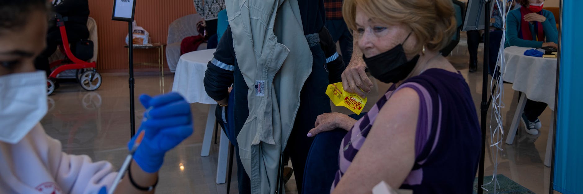 Eine Frau erhält ihre vierte Dosis des Coronavirus-Impfstoffs in einem Pflegeheim in Israel.