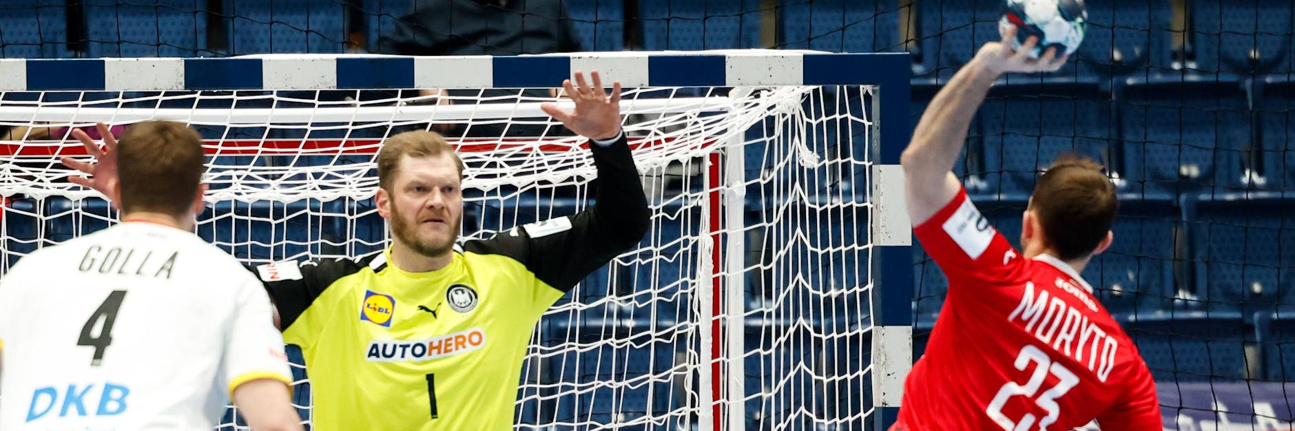 Da ist er wieder: Nach Olympia trat Torwart Jogi Bitter aus dem Nationalteam zurück, jetzt ist er bei der EM als Helfer in der Not wieder da und macht seine Sache gegen Polen richtig stark.