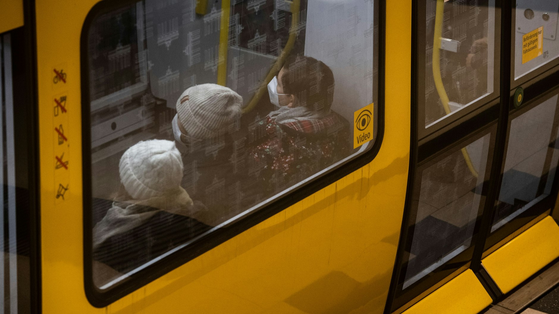 In der U-Bahn müssen wieder FFP-2-Masken getragen werden.