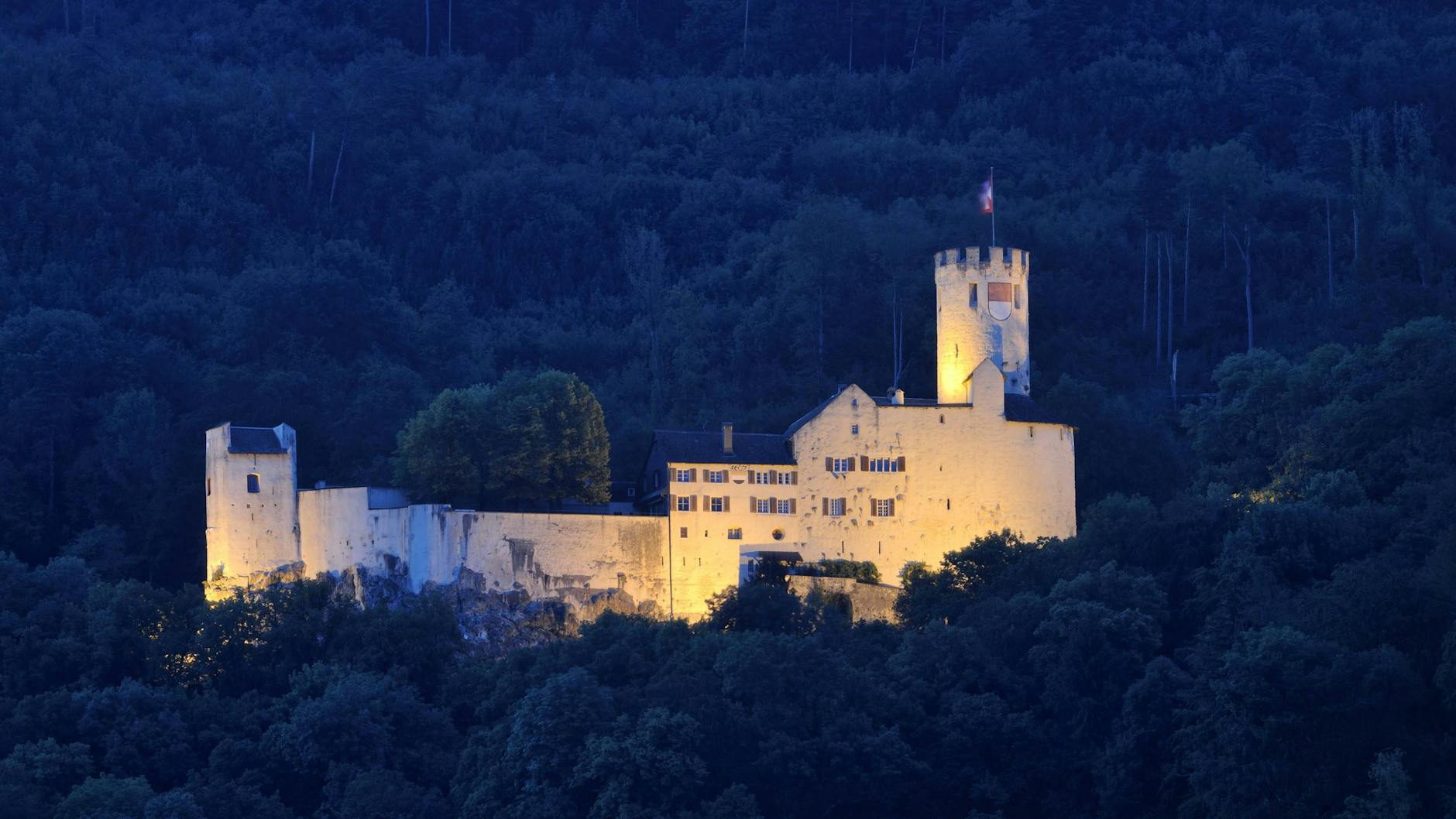 Auf dem Schloss Neu-Bechburg in der Schweiz soll Geister-Skeptiker Thorsten Legat umgestimmt werden.