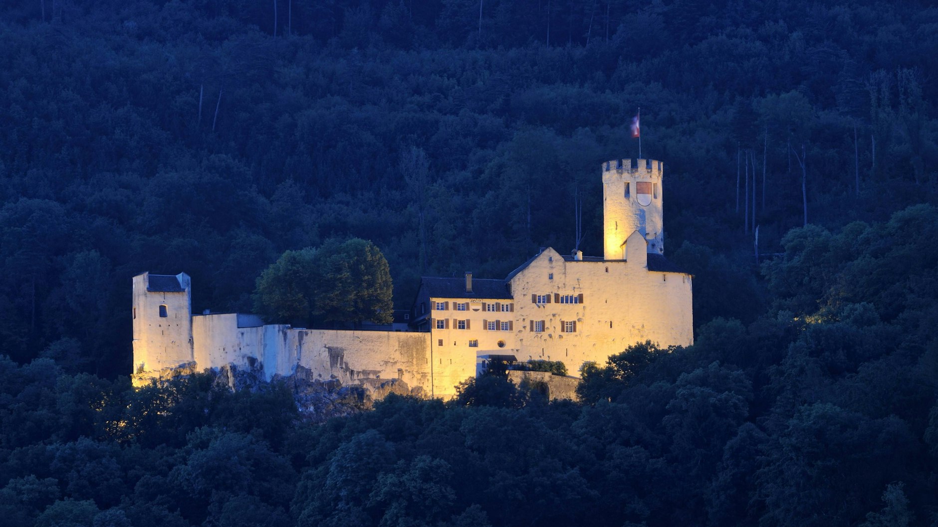 Auf dem Schloss Neu-Bechburg in der Schweiz soll Geister-Skeptiker Thorsten Legat umgestimmt werden.
