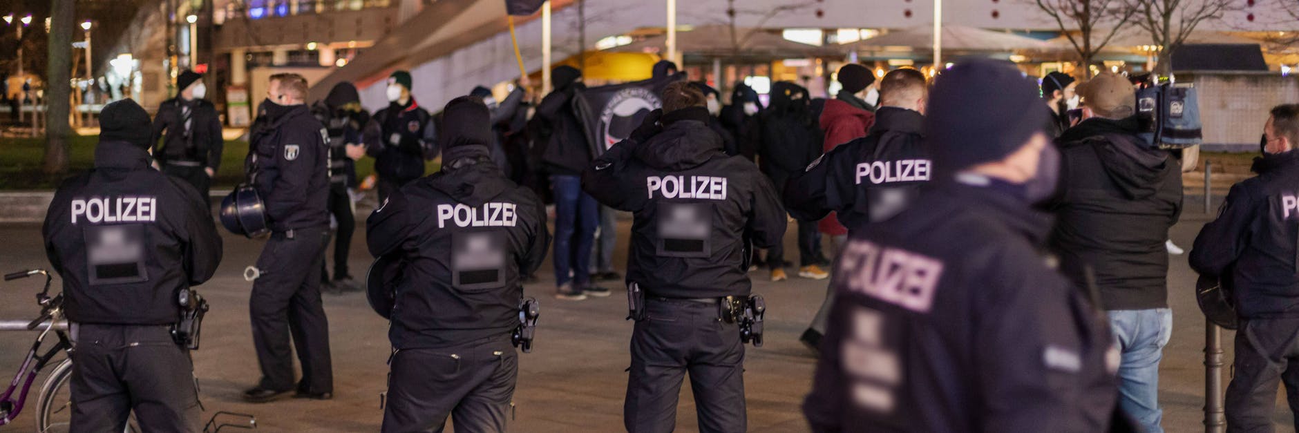 Personalintensiver Polizeieinsatz bei einer Impfgegner-Demo und Gegenprotesten in Berlin-Mitte: Die Polizeikräfte müssen auf Corona-Fälle auch in den eigenen Reihen reagieren.