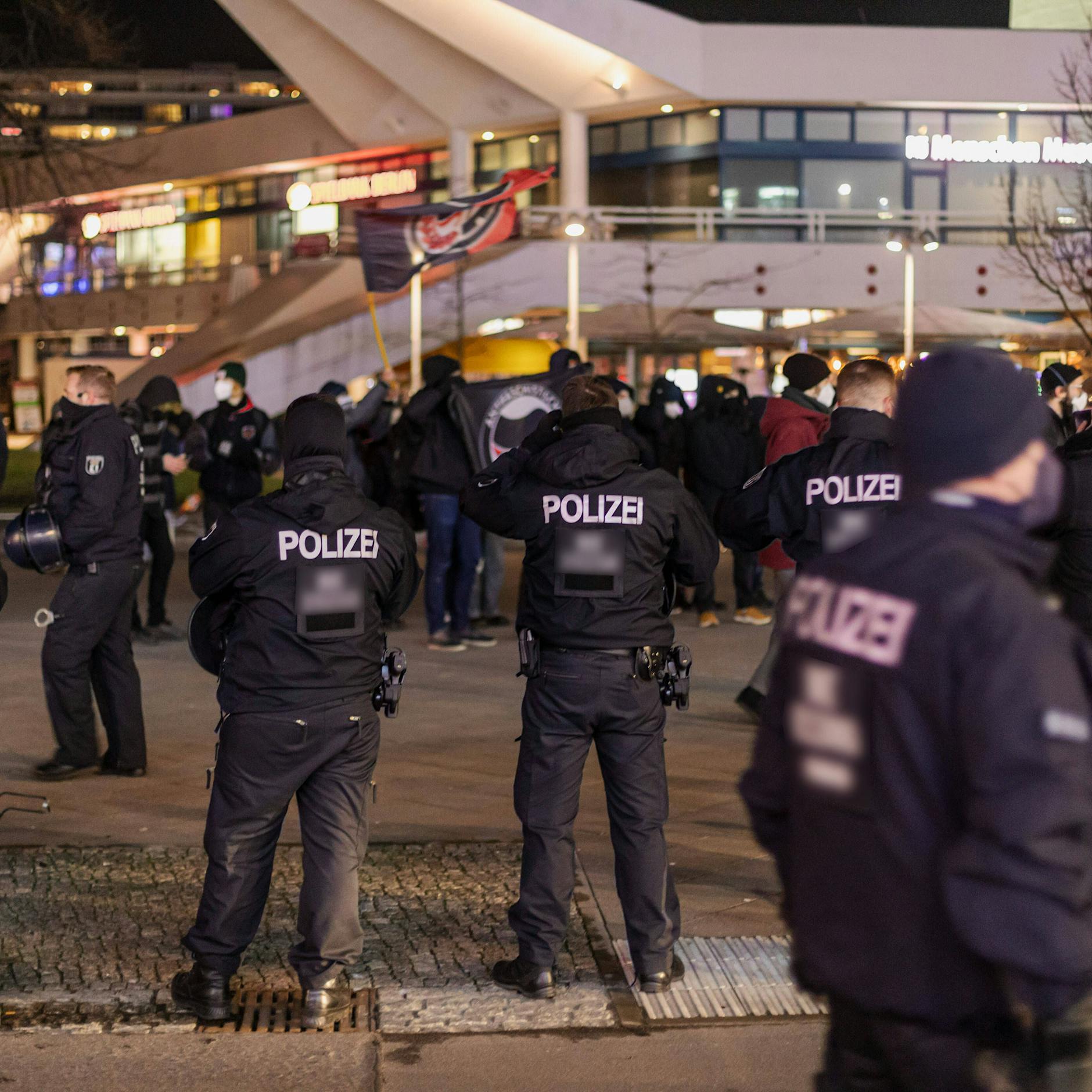 Wegen Dauer-Einsätzen bei Corona-Leugnern: Polizei muss immer öfter Jagd auf echte Kriminelle abblasen!