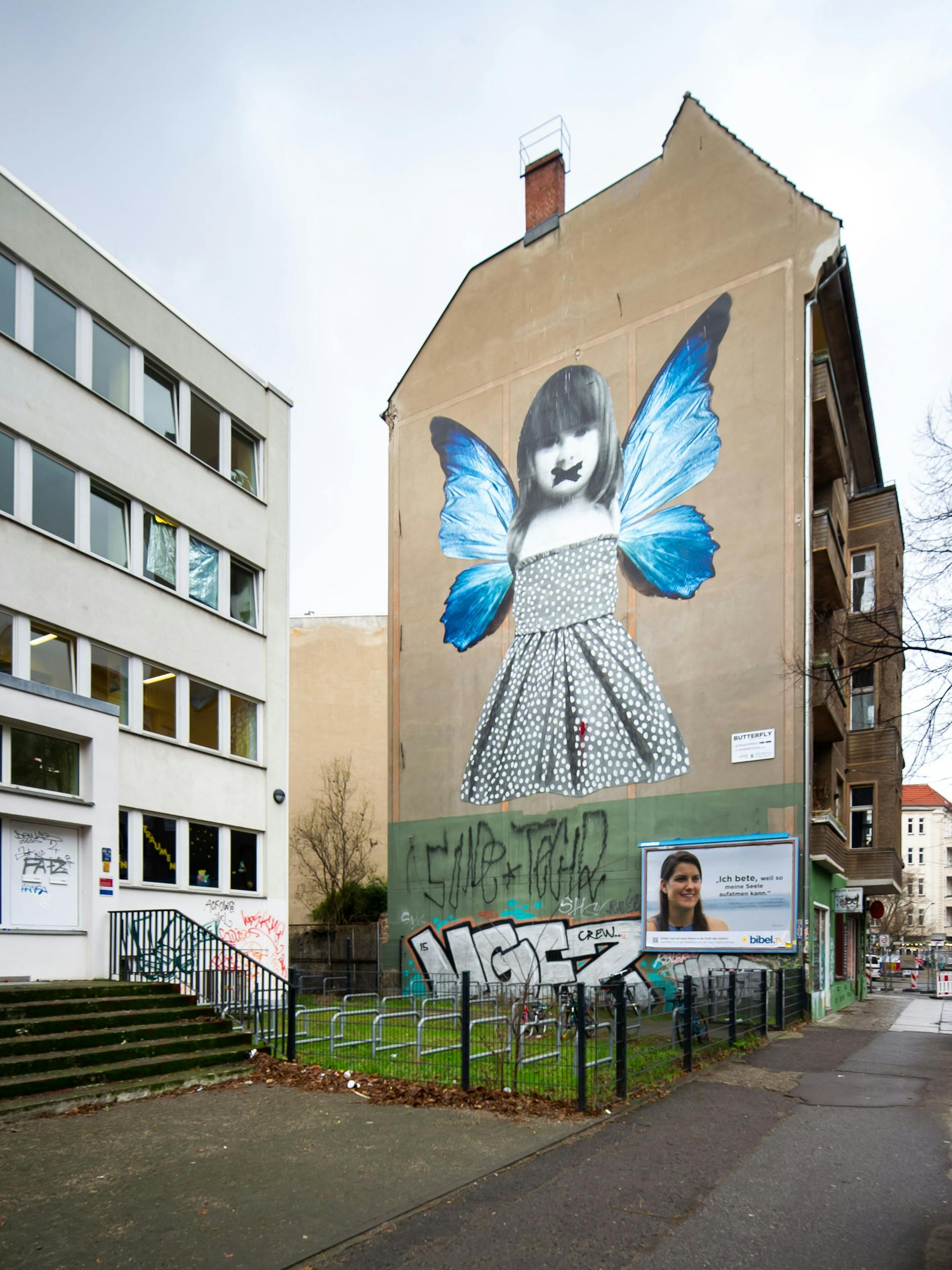 Wandbild neben dem Eingang der Zille-Grundschule in Friedrichshain: Das Mädchen mit den blassblauen Flügeln.