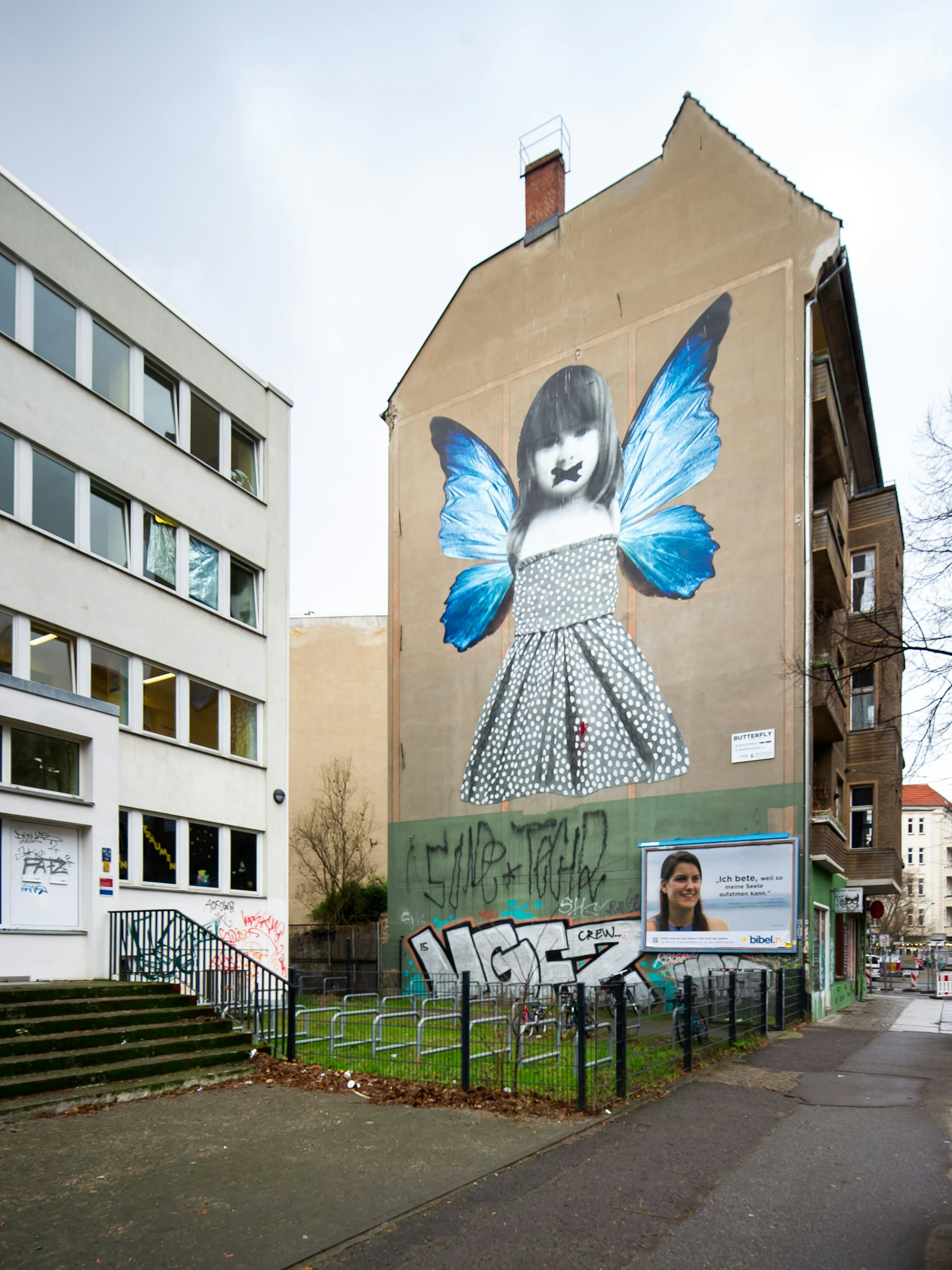 Wandbild neben dem Eingang der Zille-Grundschule in Friedrichshain: Das Mädchen mit den blassblauen Flügeln.