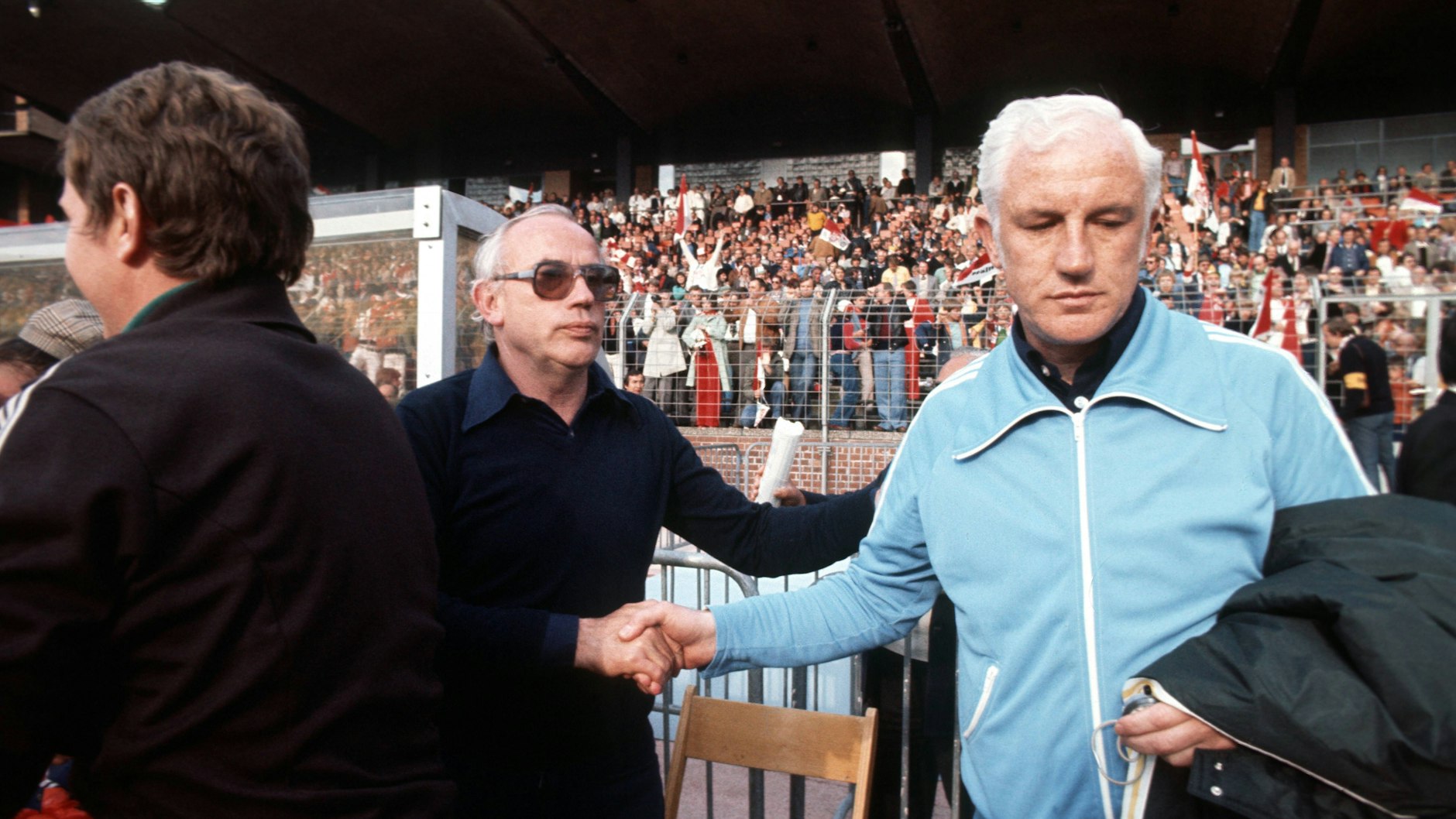 Hertha-Trainer Georg Keßler gratuliert 1977 seinem Kölner Kollegen Hennes Weisweiler (r.) zum Pokalsieg.