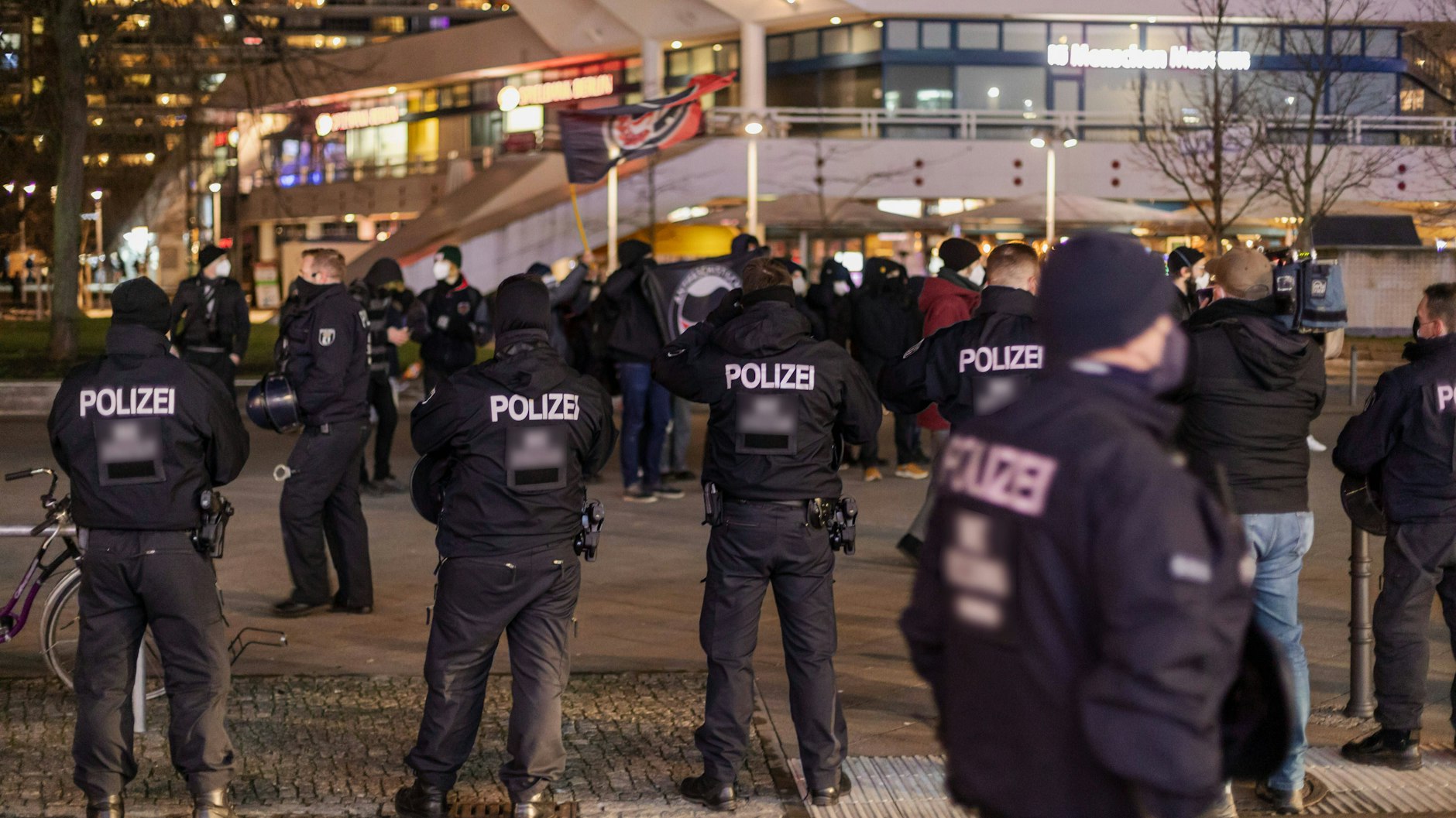 Die Polizei war am Montagabend, wie hier am Fernsehturm, wieder im Großeinsatz.