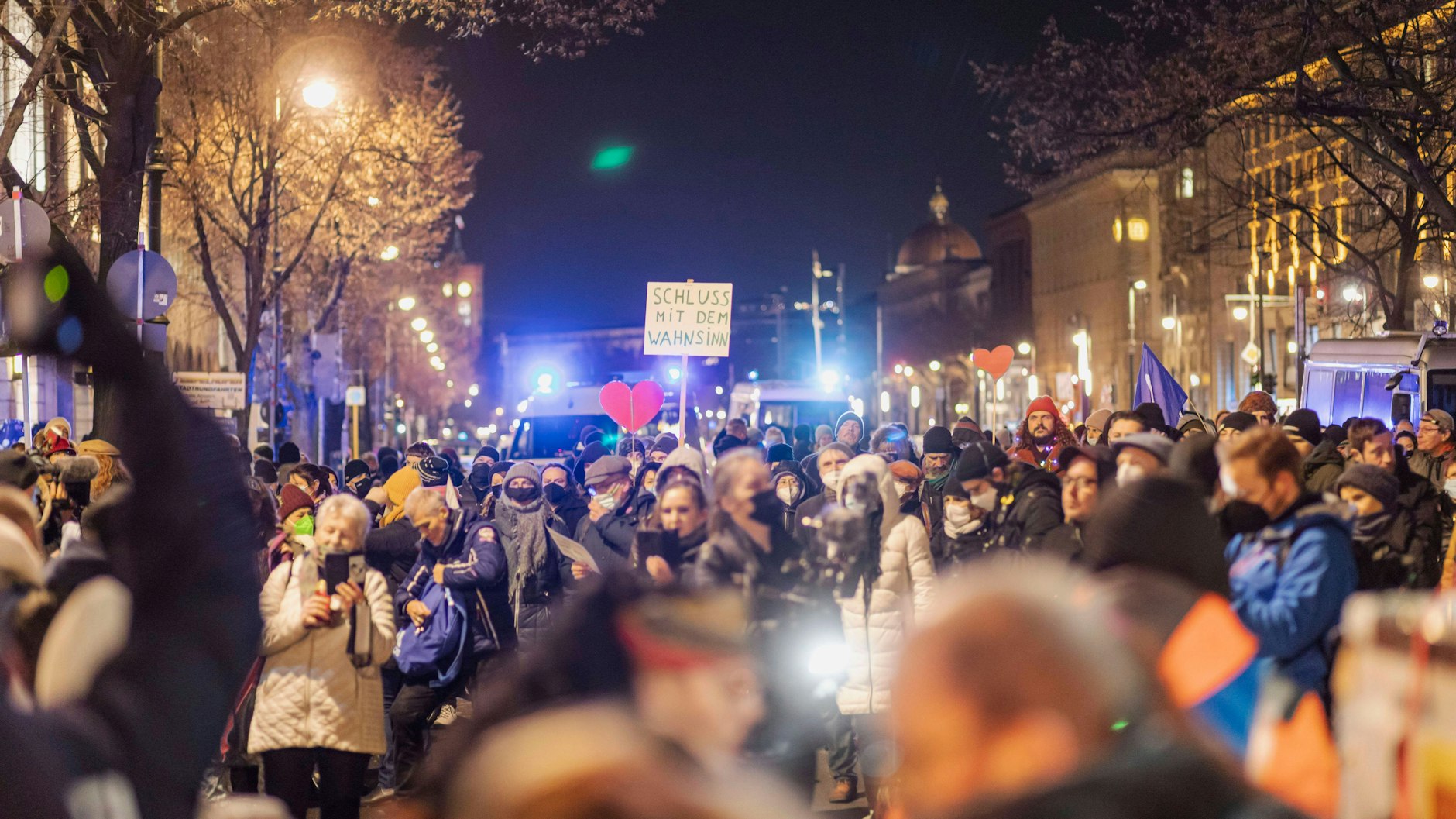 Die Montagsdemo auf der Straße Unter den Linden: Die Polizei schätzte die Zahl der Teilnehmer auf 800.