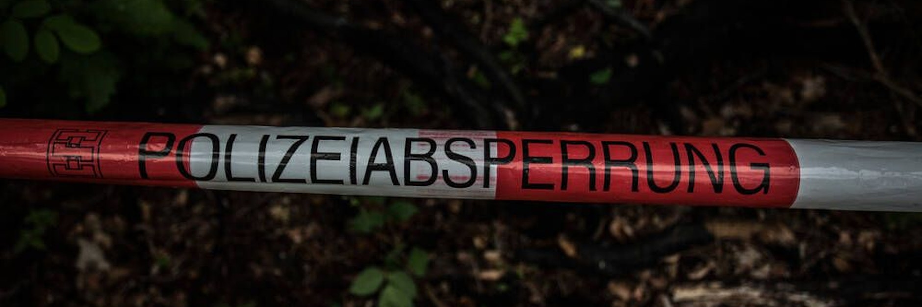 Die Leiche einer Frau wurde von Spaziergängern in einem Waldgebiet bei der bayerischen Gemeinde Berg am Starnberger See gefunden.