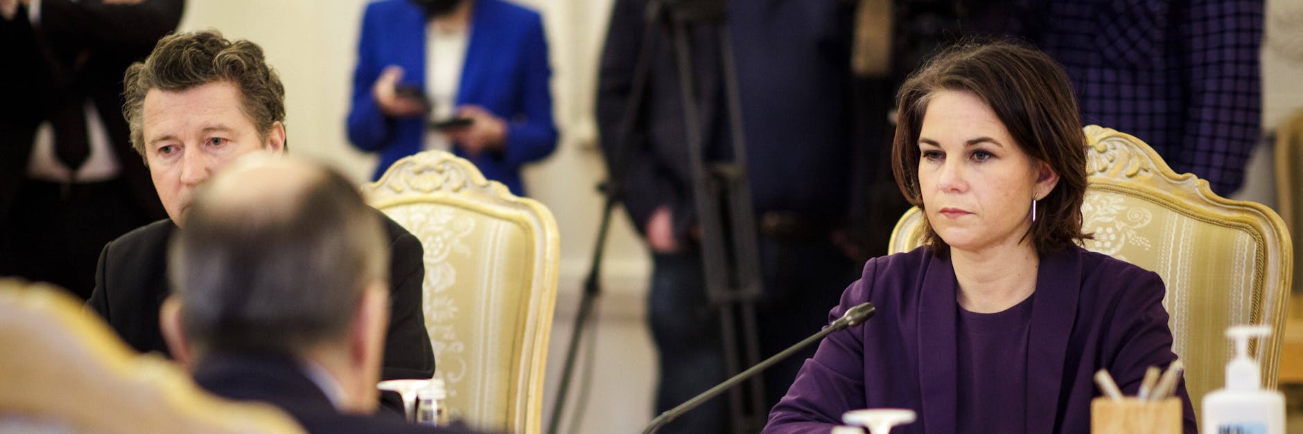 So wenig Lächeln war selten: Annalena Baerbock sitzt ihrem russischen Außenministerkollegen Sergej Lawrow gegenüber.