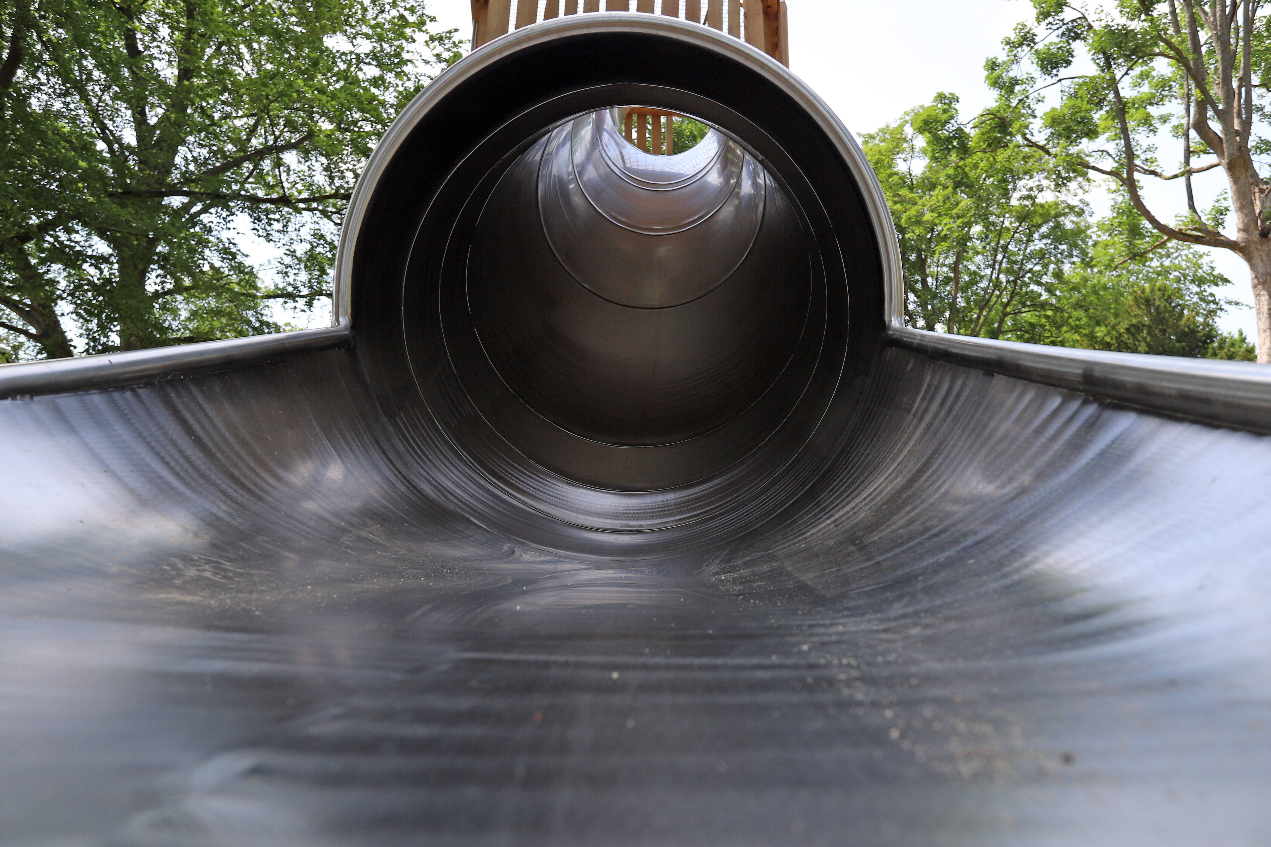 Unfassbar: Impfkritiker-Sticker mit Rasierklinge auf Kinderrutsche aufgetaucht! Wer steckt dahinter?