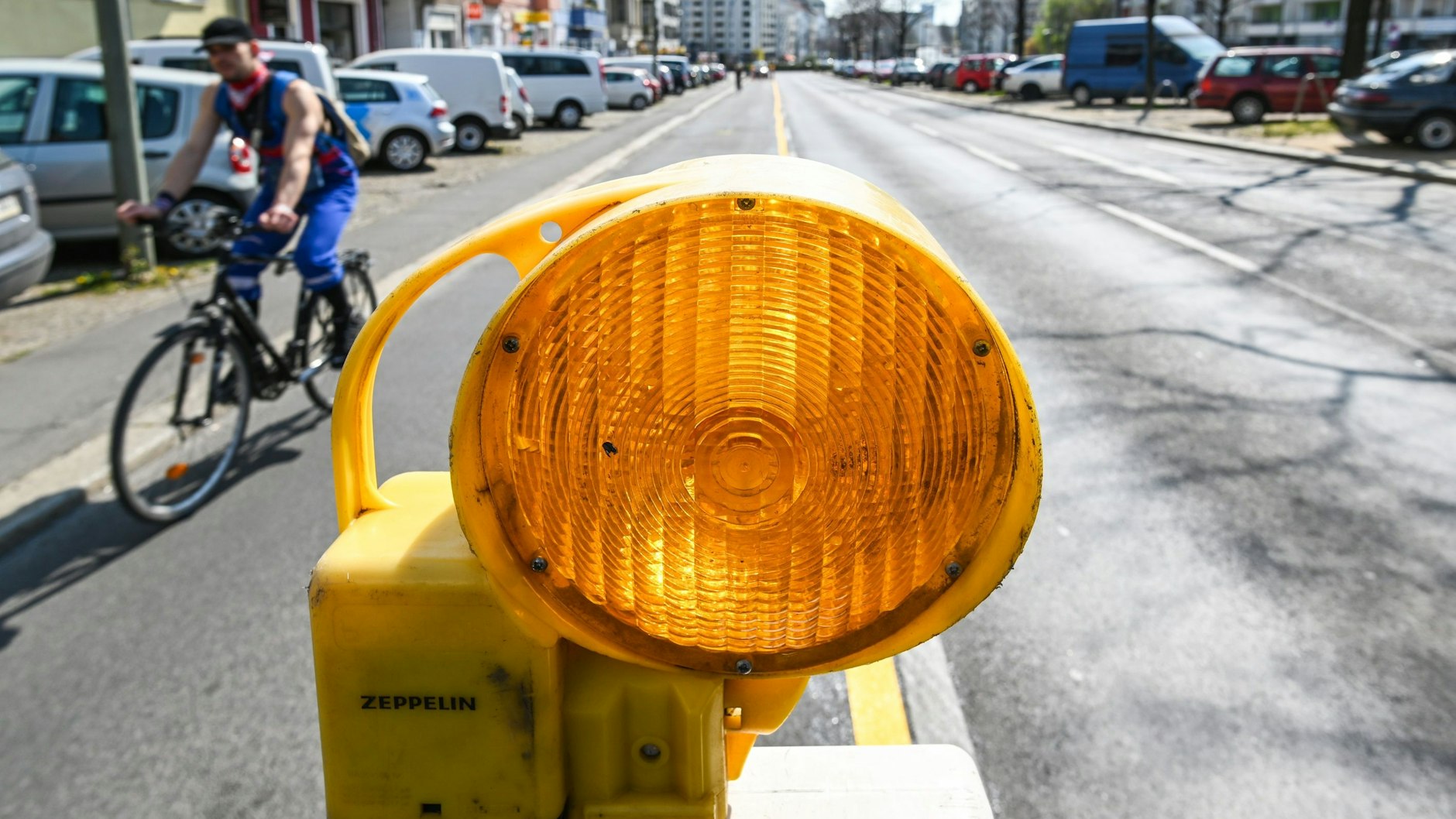 Der provisorische Radfahrstreifen in der Petersburger Straße war 2020 einer der ersten Pop-up-Radwege Berlins. Nun wird daraus eine endgültige Anlage. 200 Parkplätze an den Seiten fallen weg.