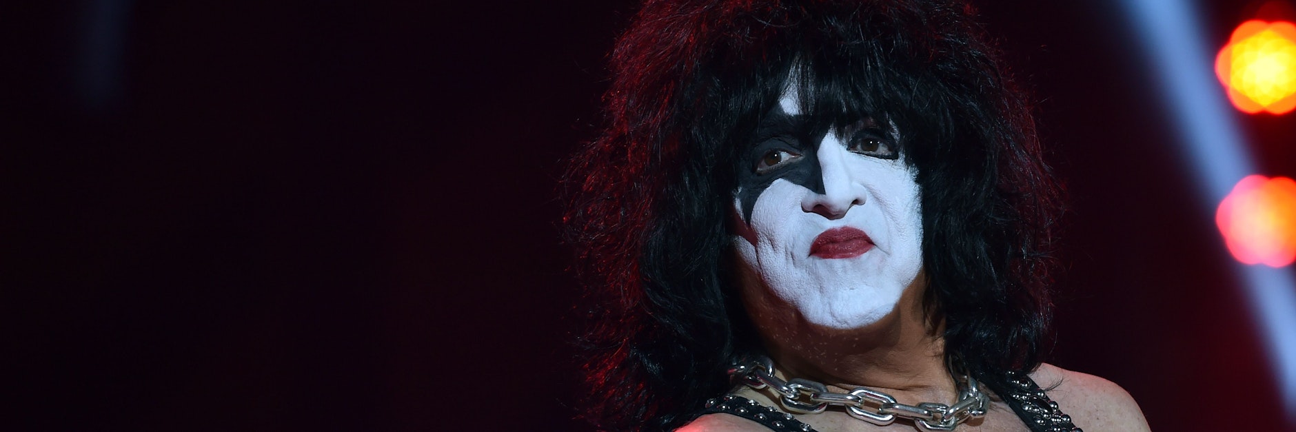 Der Musiker und Frontman Paul Stanley der Hardrock-Band Kiss steht auf der Bühne der Westfalenhalle. Seit Jahrzehnten feiert die Band Kiss Welterfolge, mit geschminkten Gesichtern und Paul Stanley als Frontmann.
