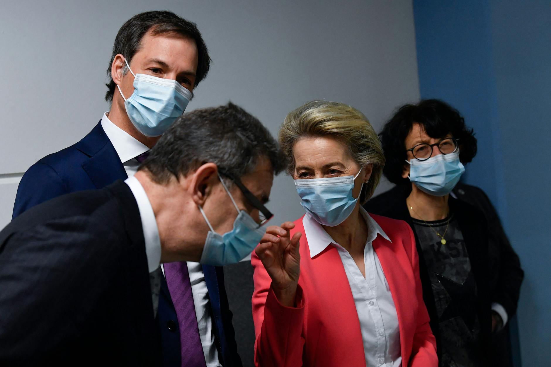 EU-Kommissionspräsidentin Ursula von der Leyen mit Pfizer-CEO Albert Bourla (vorne), Belgiens Premier Alexander De Croo (L) und BioNTech-Wissenschaftlerin Ozlem Tureci, während eines Besuchs des Pfizer-Werks in Puurs, Belgien, am 23. April 2021. 