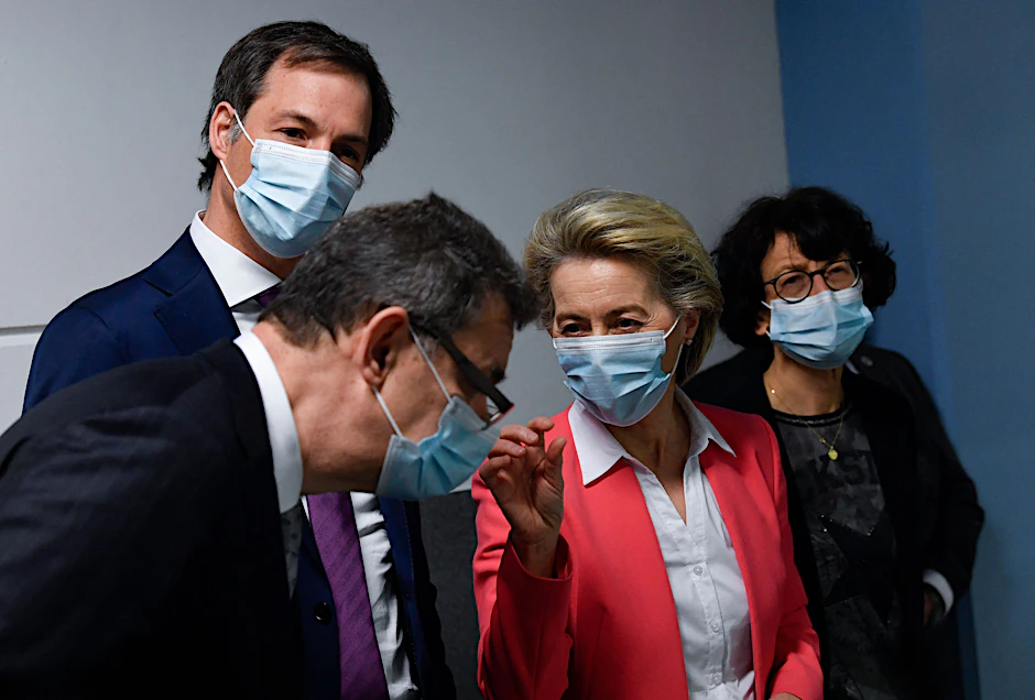 EU-Kommissionspräsidentin Ursula von der Leyen mit Pfizer-CEO Albert Bourla (vorne), Belgiens Premier Alexander De Croo (L) und BioNTech-Wissenschaftlerin Ozlem Tureci, während eines Besuchs des Pfizer-Werks in Puurs, Belgien, am 23. April 2021.&nbsp;