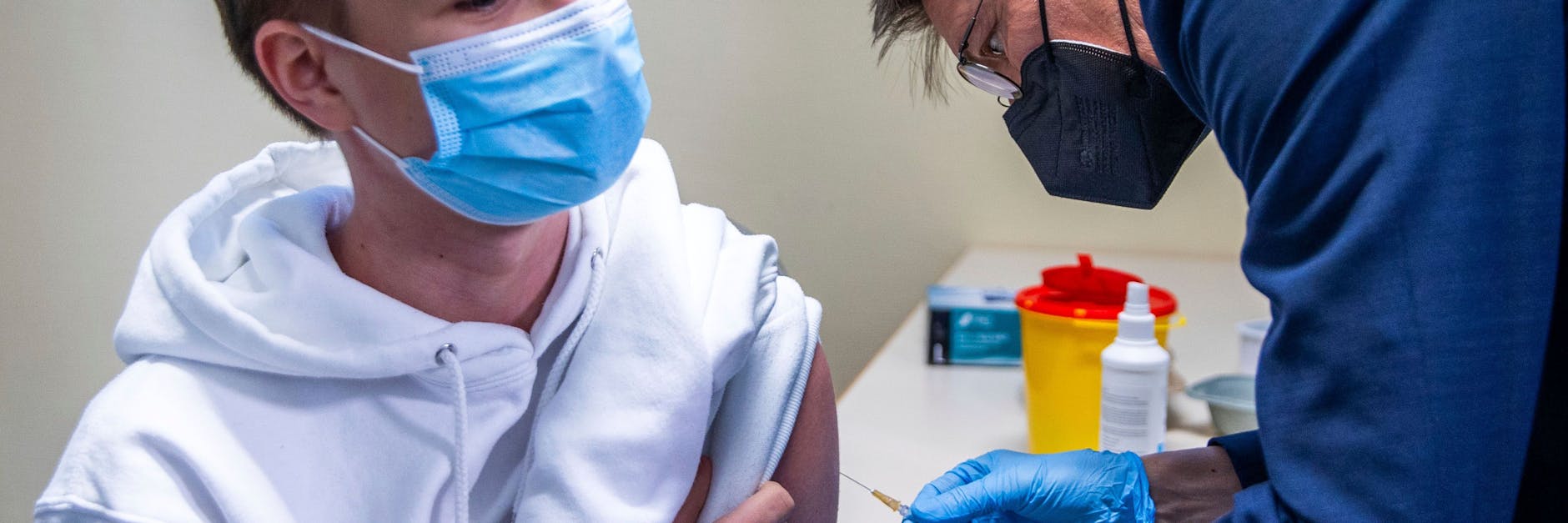 Hier impft Dr. Lauterbach: Der Arzt und Gesundheitsminister setzte in Schwerin Corona-Spritzen.