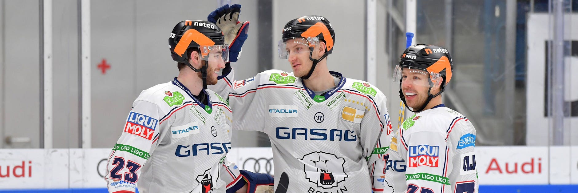 Jubelnde Eisbären-Profis nach dem 4:3 in Ingolstadt Berlin.