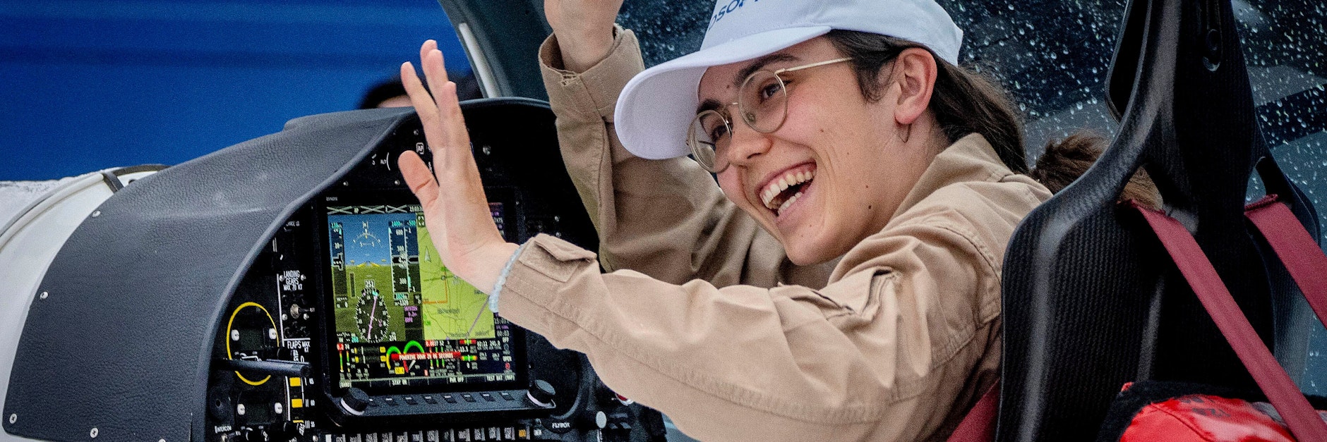 Zara Rutherford im Cockpit ihrer Maschine auf dem Flughafen Egelsbach bei Frankfurt.