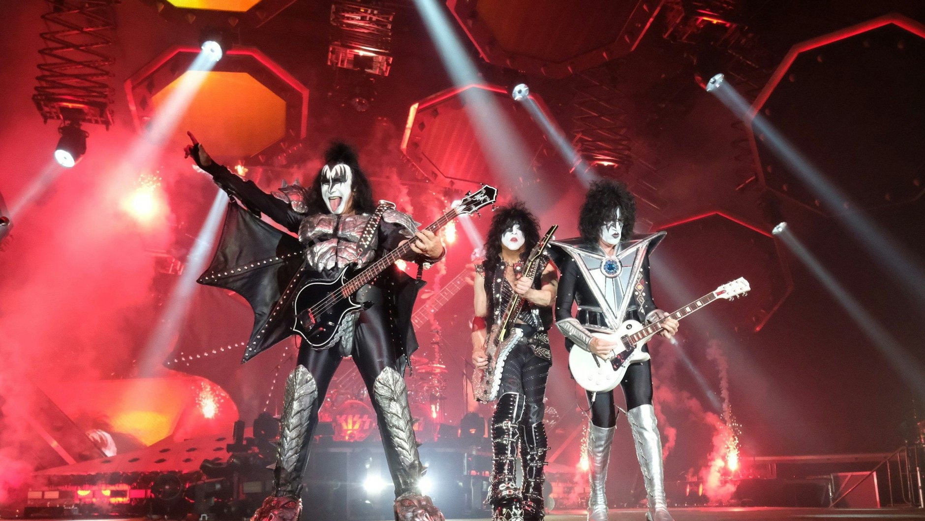 Die Musiker Gene Simmons (l-r), Paul Stanley und Thommy Thayer von der US- amerikanischen Band "Kiss" treten 2019 in der Arena Leipzig auf.