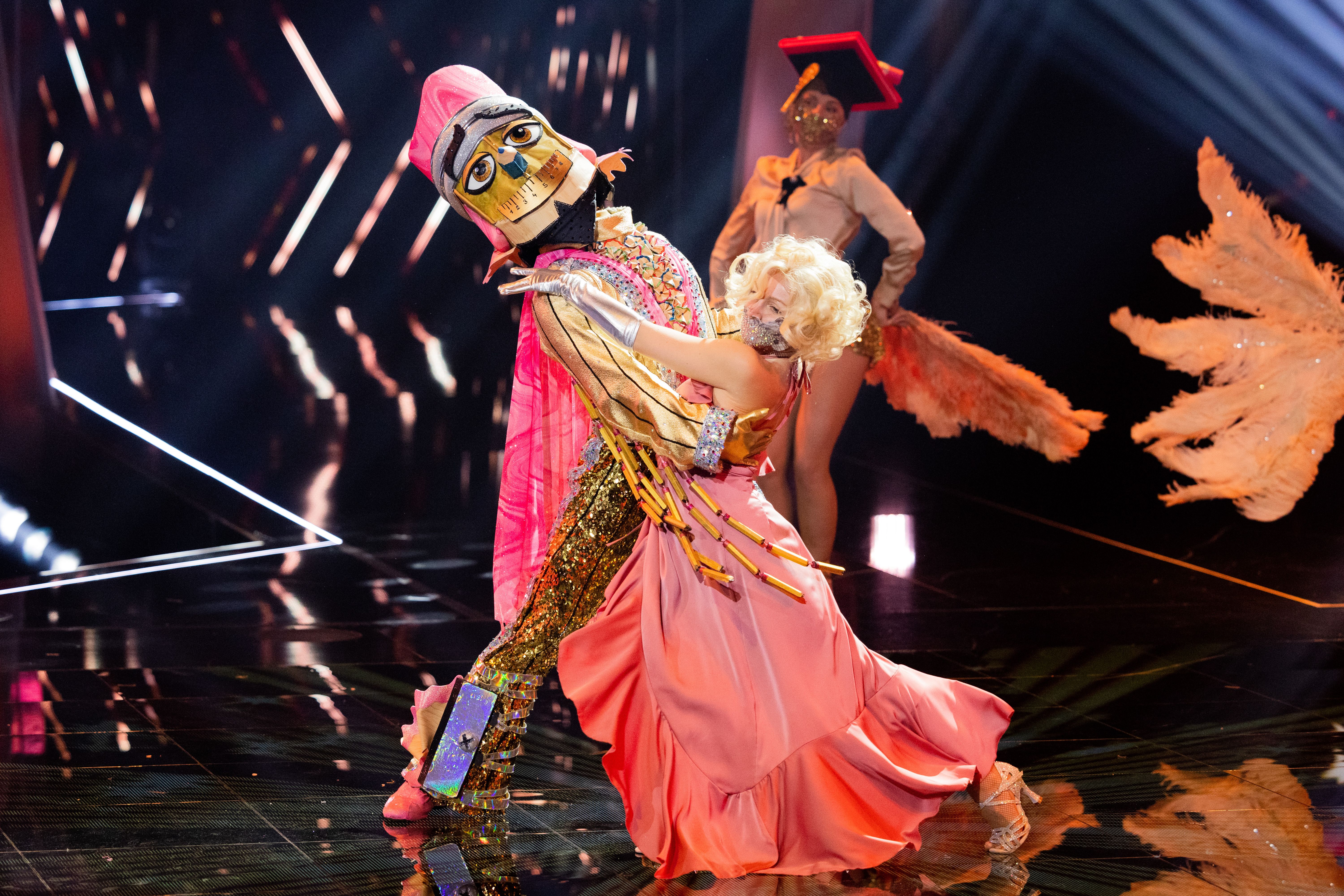 Image - „The Masked Dancer“: Krasse Theorie beim Buntstift! Steckt DIESER berühmte Comedian im Kostüm? Diese Indizien sprechen dafür