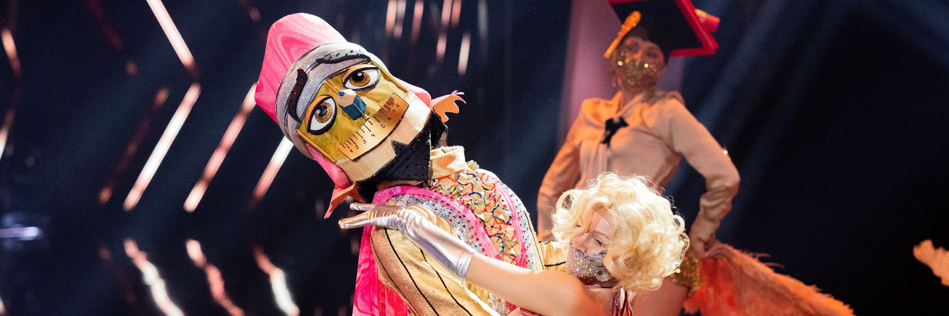 Glamourös geht's zu, wenn der Buntstift bei „The Masked Dancer“ die Bühne erobert.