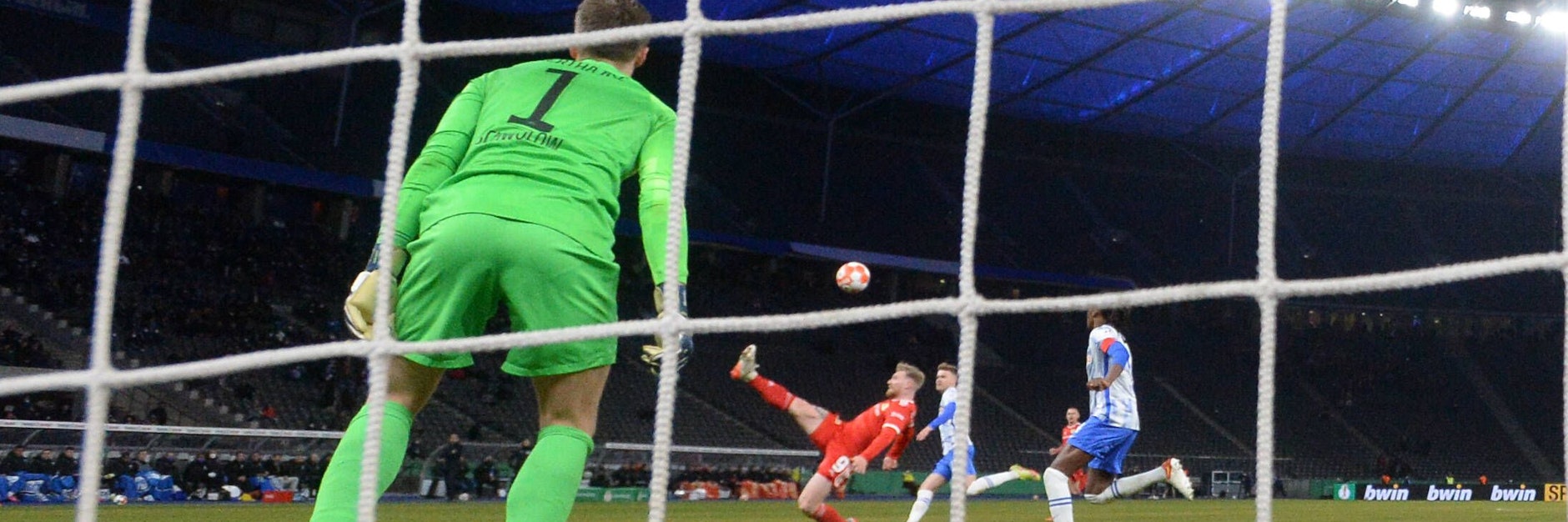 Fliegen, Fuß hoch und drin war der Ball! Unions Andreas Voglsammer trifft mit einem Zaubertor zum 1:0 gegen Hertha.