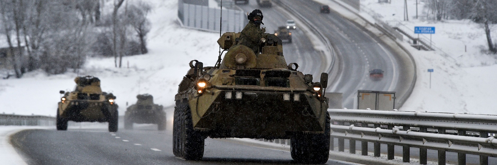 Ein Konvoi russischer Panzerwagen auf einer Autobahn der okkupierten Krim.&nbsp;