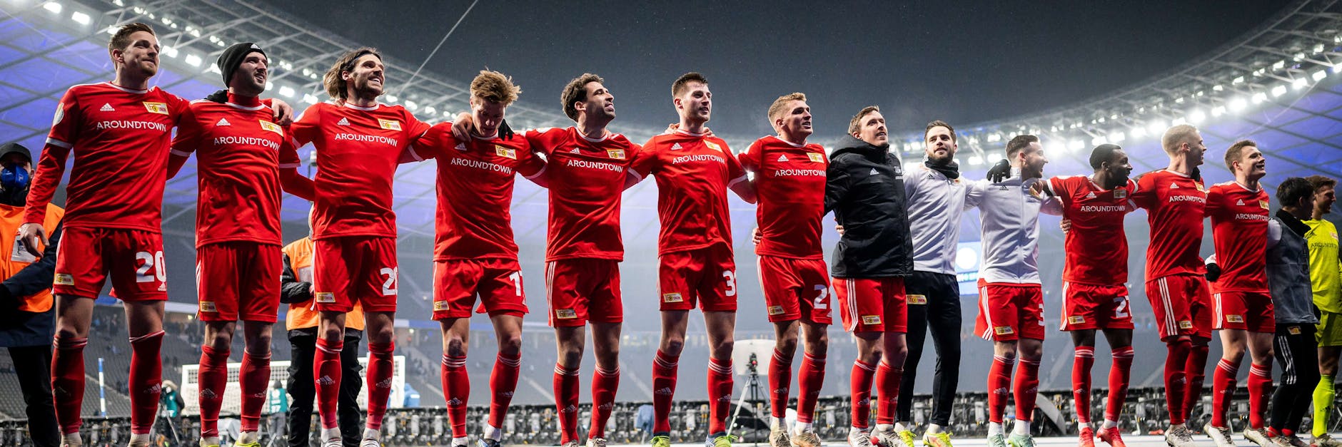 Die Union-Profis ließen sich von den wenigen Fans nach dem Pokalsieg bei Hertha BSC feiern und haben nun gute Chancen, etwas Historisches zu schaffen.