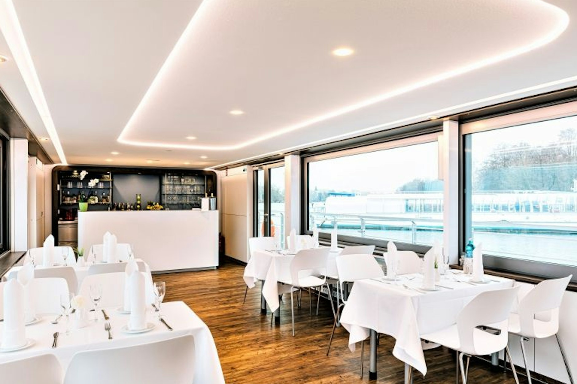 Der Innebereich kann ganz nach Ihren Wünschen flexibel mit Tischen, Stehtischen oder als Tanzfläche eingerichtet werden kann.