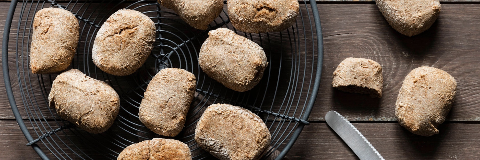 Dunkle Brötchen schmecken einfach köstlich - und dieses Rezept kommt sogar fast ohne Kohlenhydrate aus.
