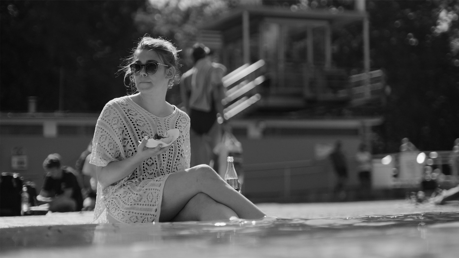 Die Schriftstellerin Ronja von Rönne in einer Szene ihrer Sendung „Streetphilosophy“.