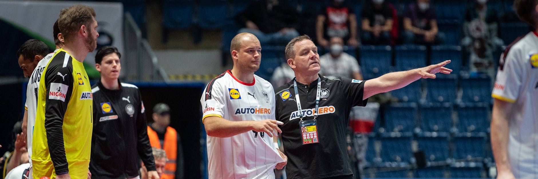 Bundestrainer Alfred Gislason zeigt Paul Drux bei der EM schon mal, wo das Tor steht ...