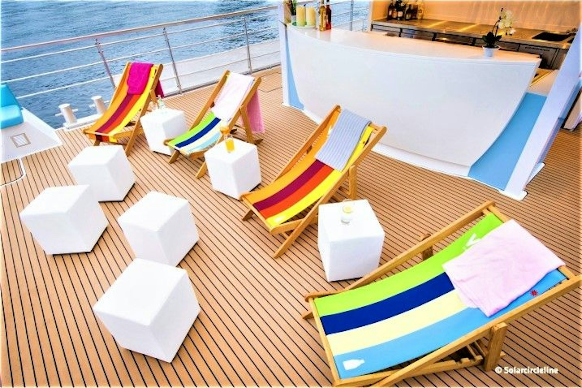 Außenbereich mit Sonnenstühlen zum entspannten Chillen ...