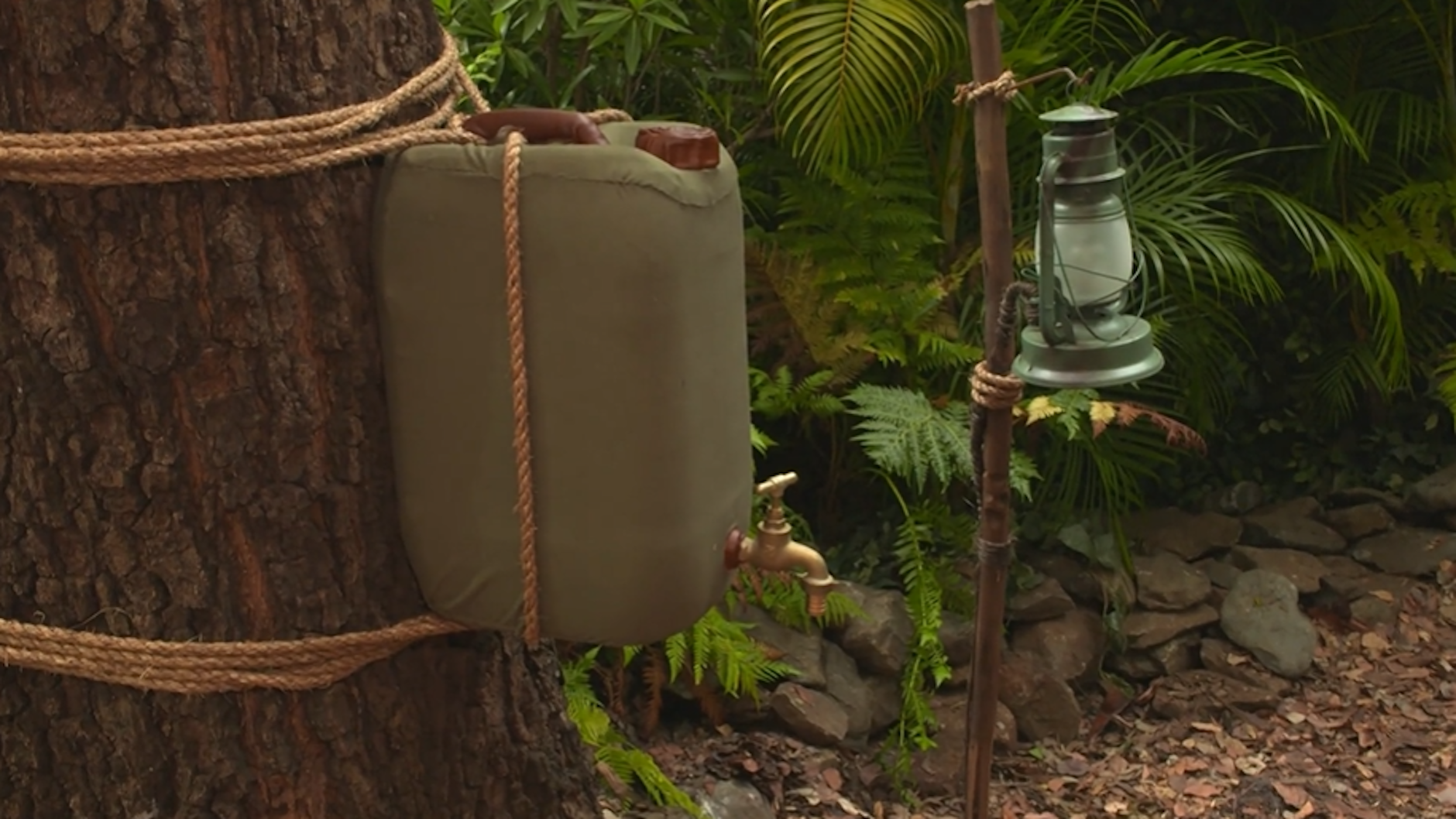 Aus diesem Kanister bekommen die Stars im Dschungelcamp ihr Wasser.