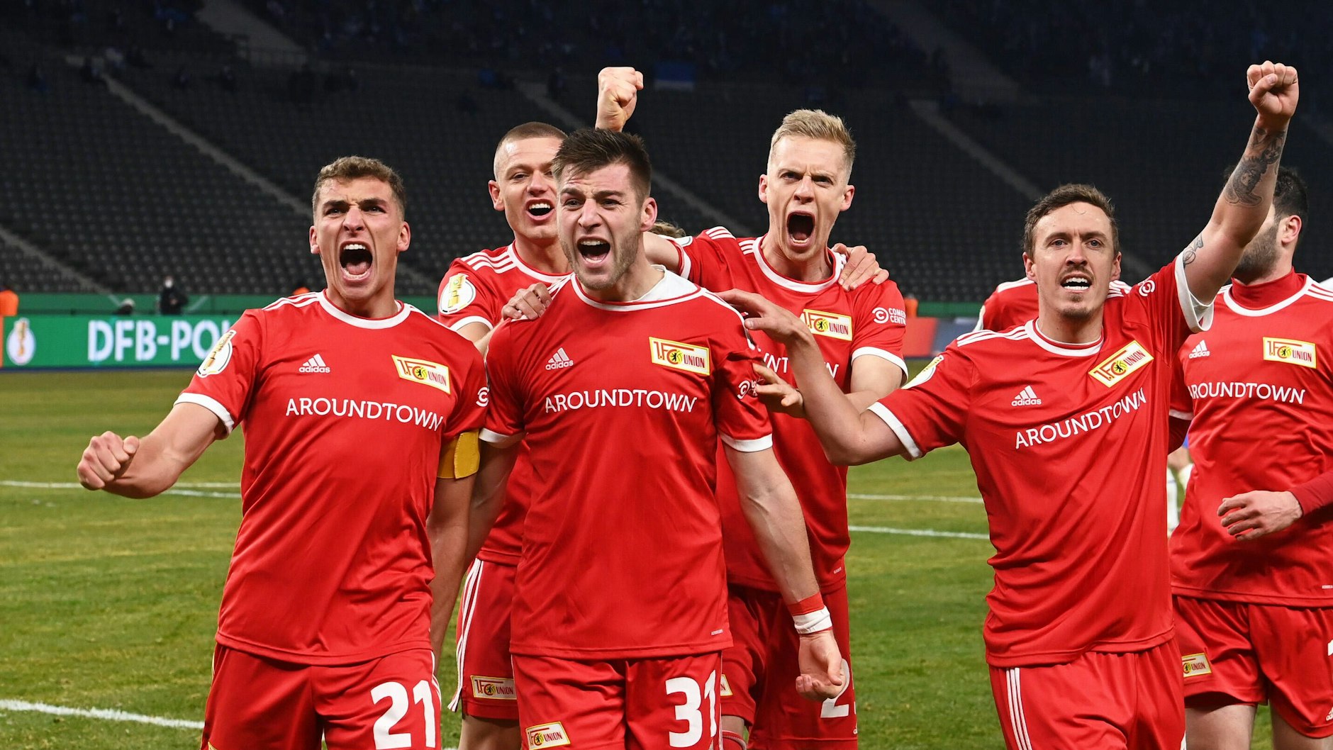 So feiern Derbysieger: Die Union Profis jubelten nach dem Pokalsieg bei Hertha BSC mit ihren Fans.
