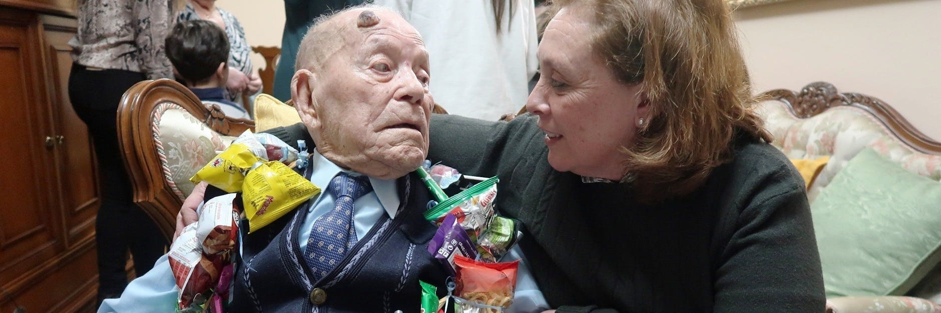 Saturnino de la Fuente (l) an seinem 110. Geburtstag.