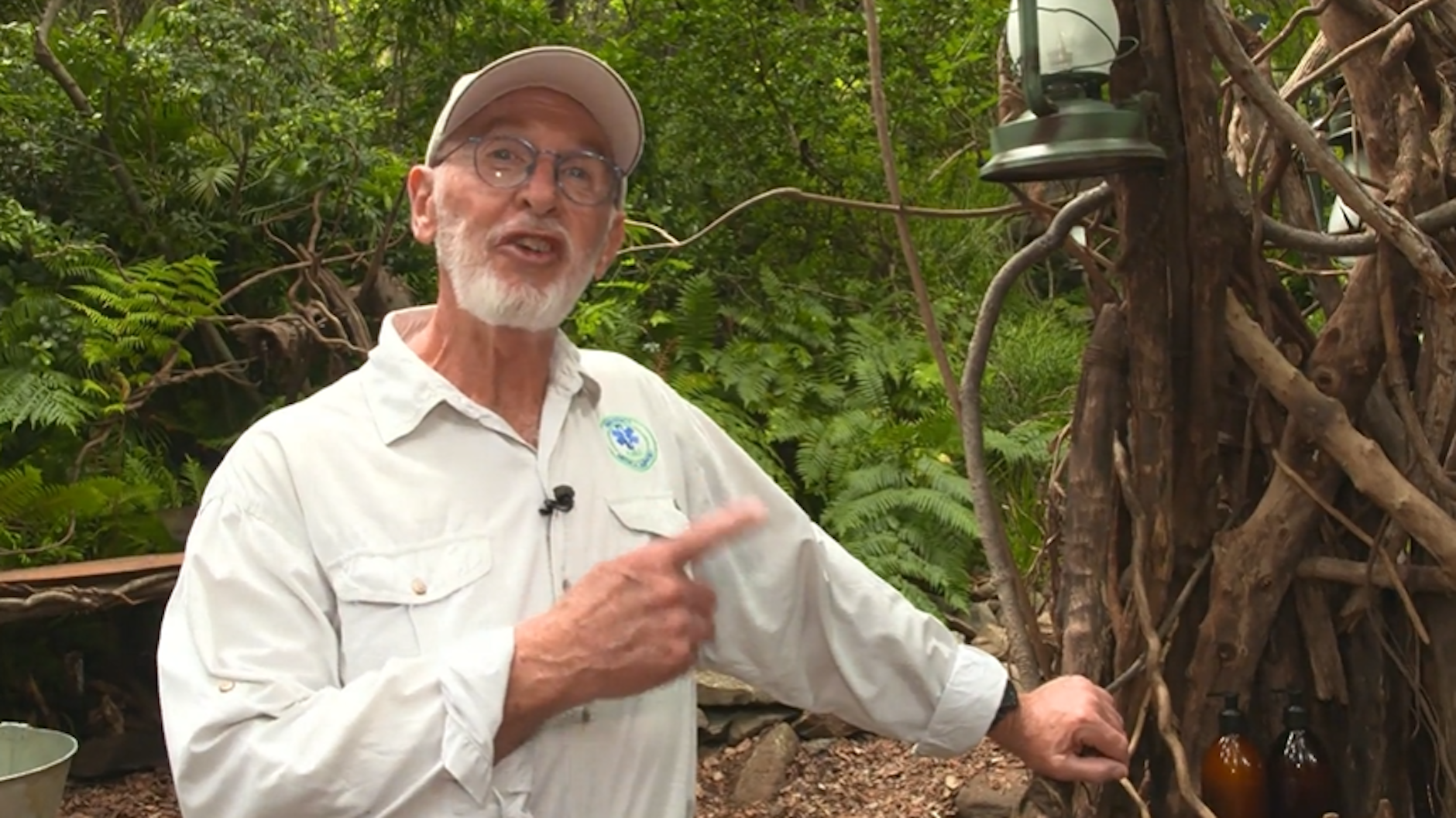 Dschungelarzt Dr. Bob zeigt schon mal die Dusche, die die Promis im Dschungelcamp erwartet. Privatsphäre sieht anders aus.