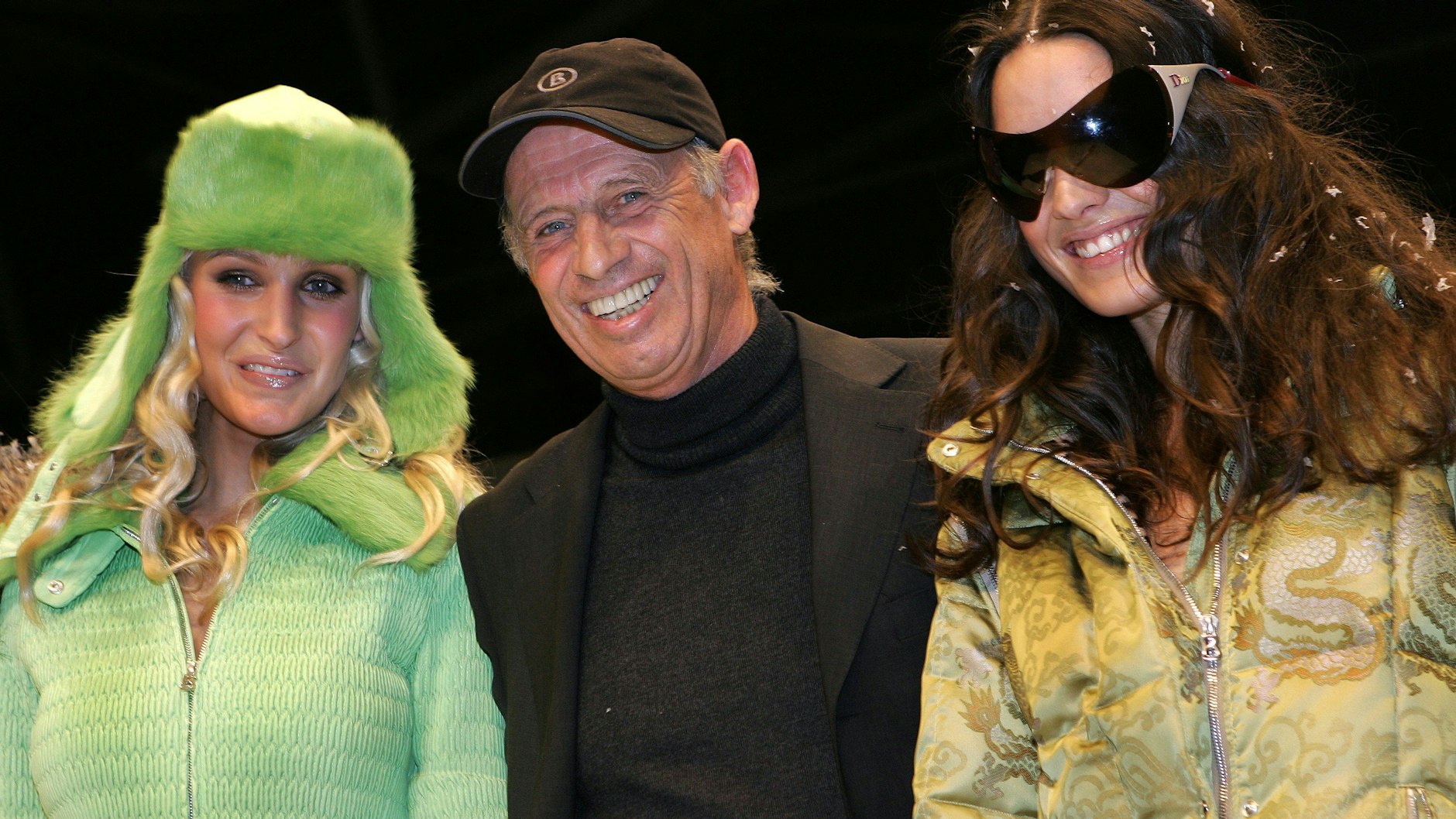 Willy Bogner zeigt sich mit zwei Models nach der Bogner-Präsentation.