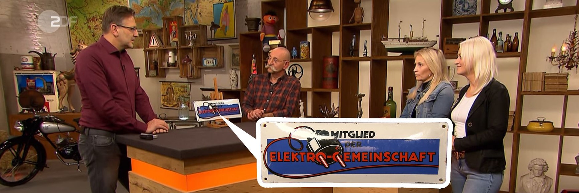 Die Kandidatinnen gemeinsam mit Horst Lichter und „Bares für Rares“-Experte Detlef Kümmel bei der Expertise.