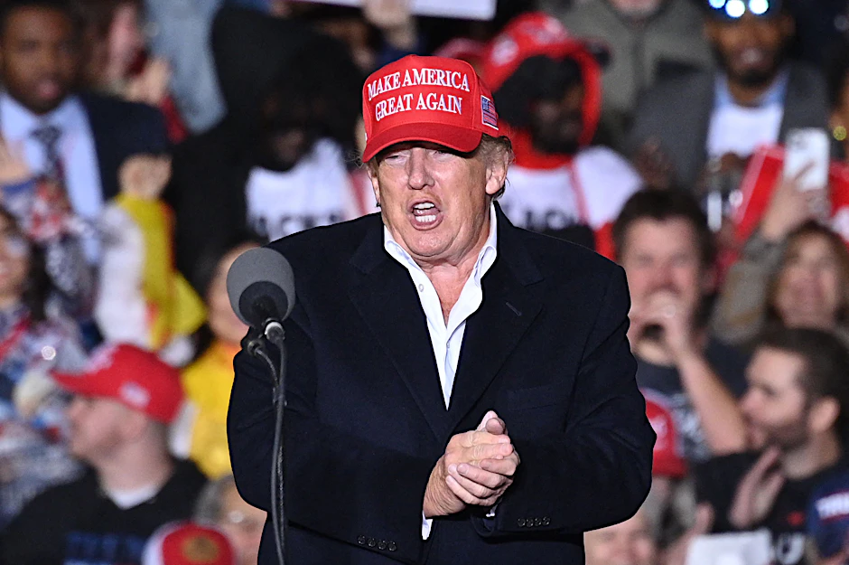 Ex-Präsident Donald Trump, hier zu sehen bei einem Auftritt am 15. Januar, wehrt sich gegen die Betrugsvorwürfe. Er will sich nicht von der US-Justiz befragen lassen.