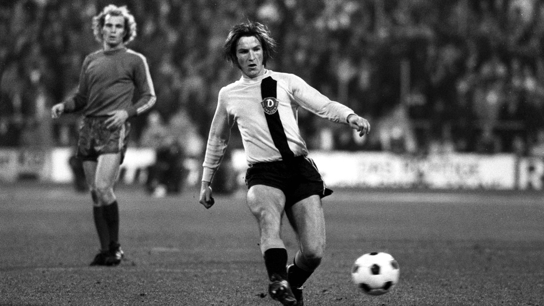 Zwei Fußball-Legenden auf einem Bild: 1974 trafen Uli Hoeneß und Dixie Dörner mit ihren Klubs Bayern München und Dynamo Dresden im Europapokal aufeinander.